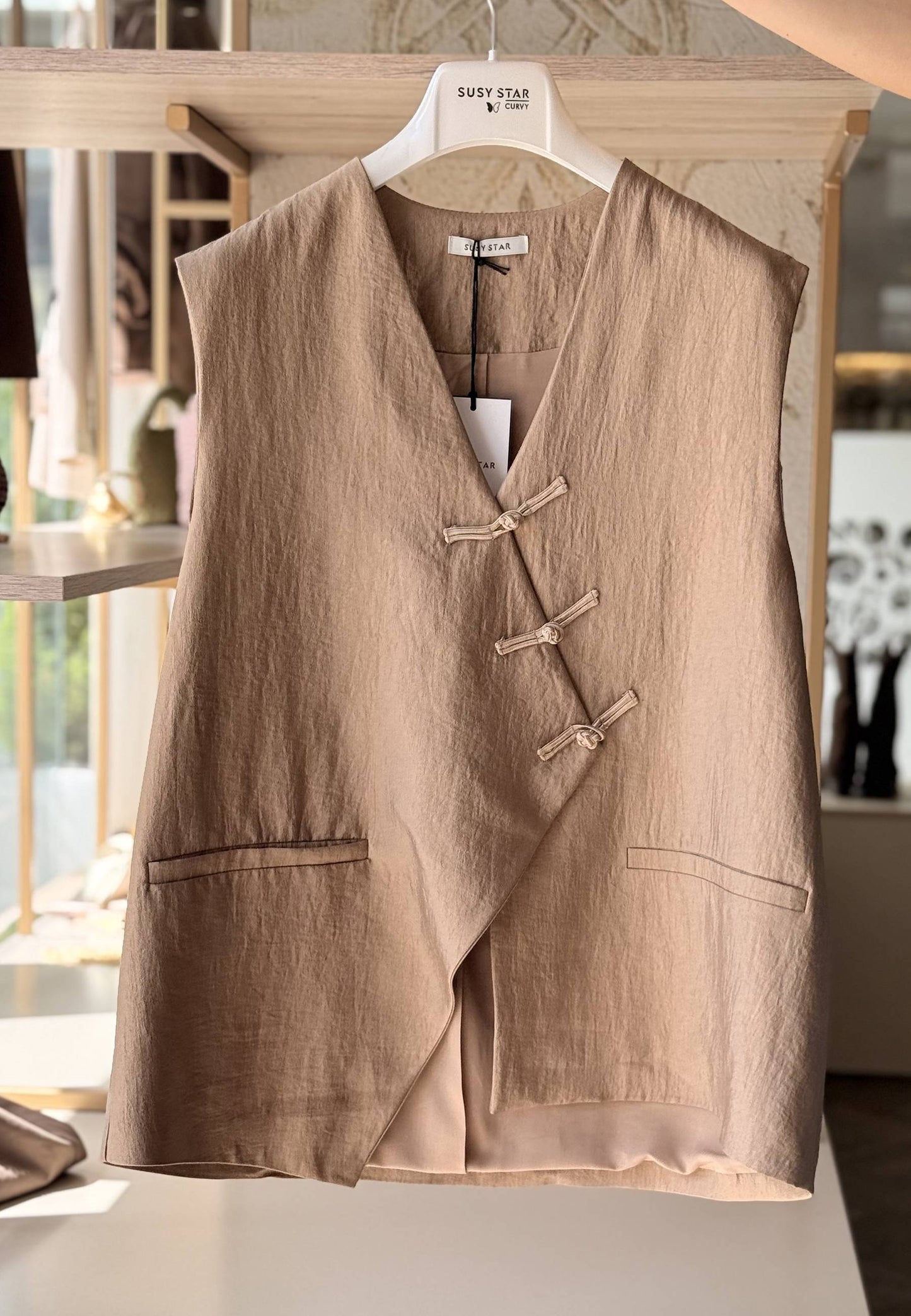 SUSY STAR CURVY - Gilet Abbotonatura Asimmetrica Beige