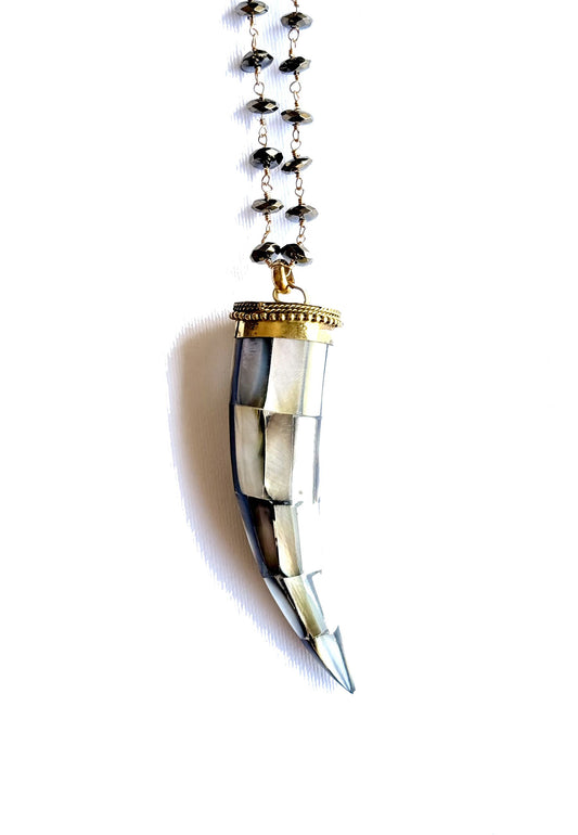 LARA11 - Collana Lunga Corno GREY Madreperla