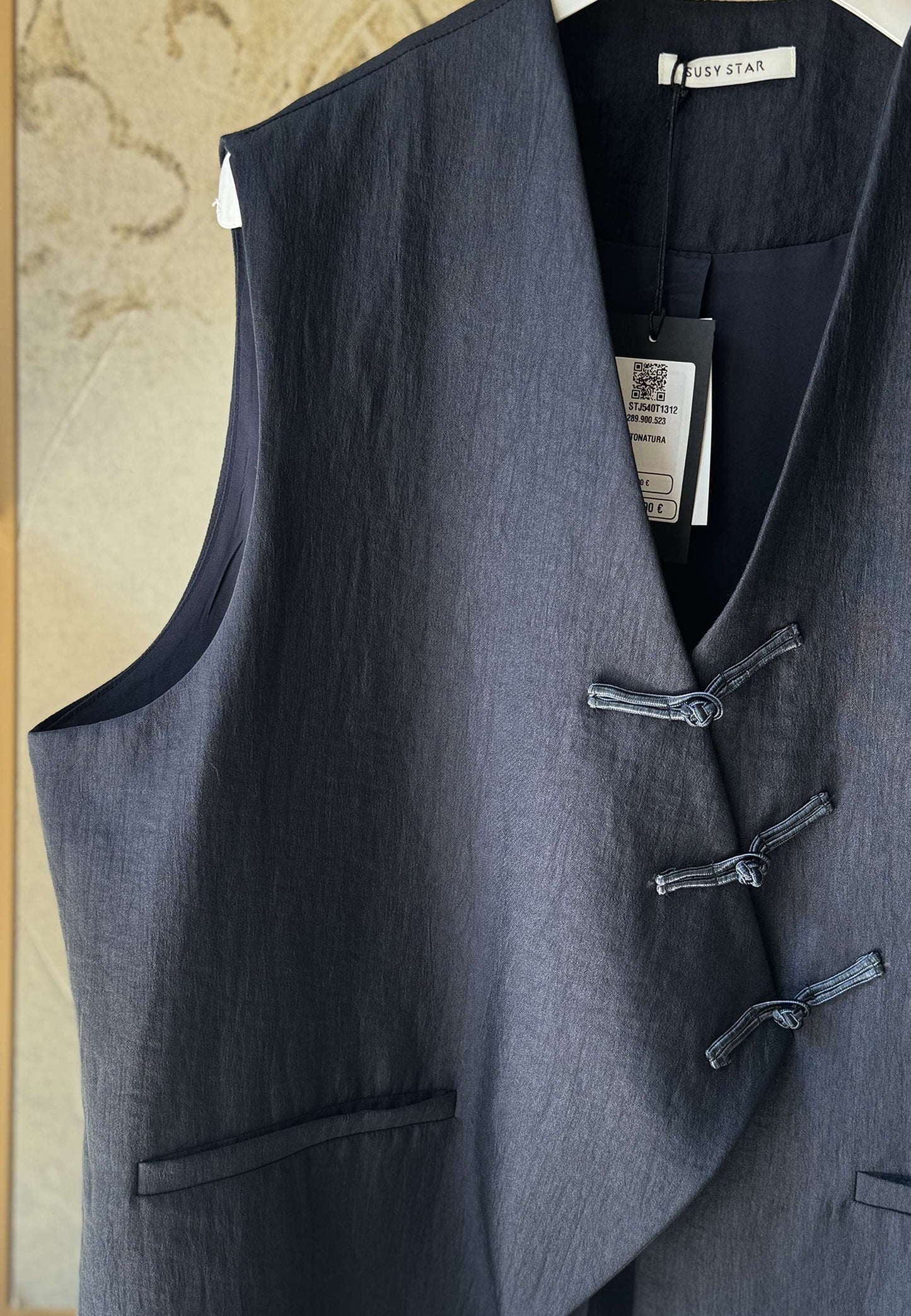 SUSY STAR CURVY - Gilet Abbotonatura Asimmetrica Blu