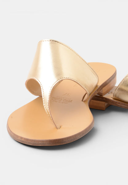 DIVINE FOLLIE - Sandalo Infradito Flat in Pelle Laminata Oro